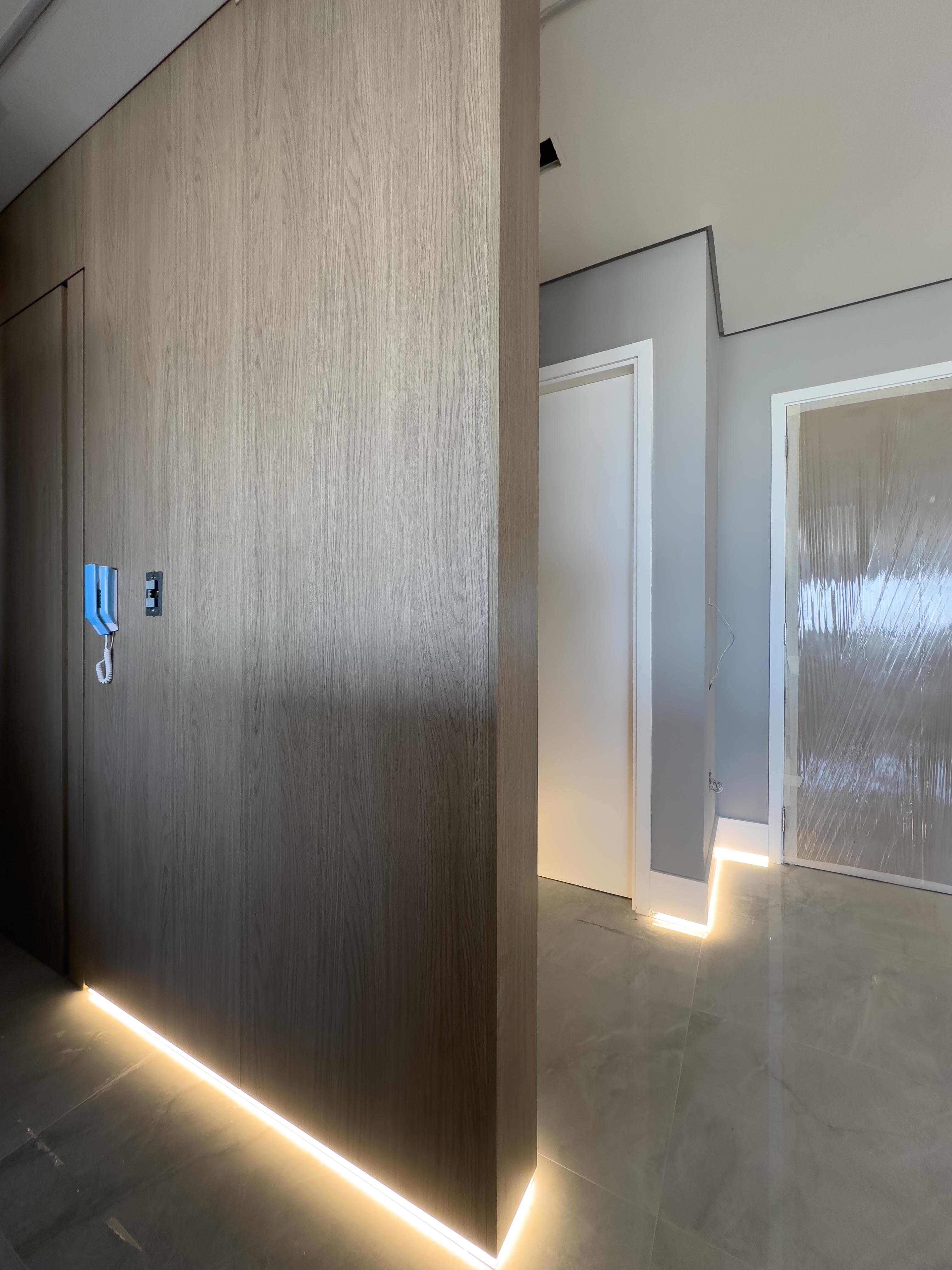 Reforma de interiores com painel em madeira — Ipiranga